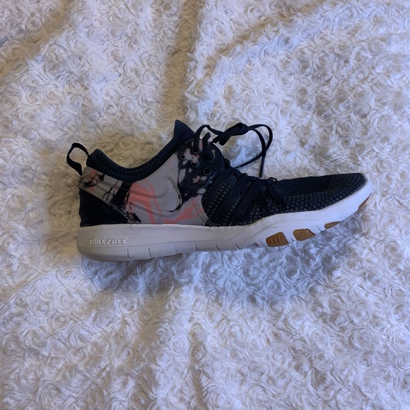 Nike Training Shoes - Picture 3 of 7